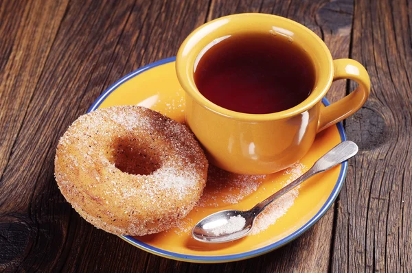 Donut with sugar and tea — Stock Photo, Image