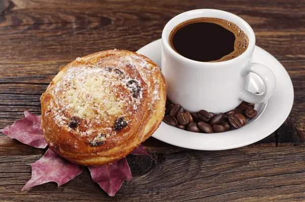 Coffee cup and bun — Stock Photo, Image