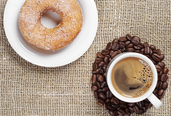 Кофе и пончик — стоковое фото