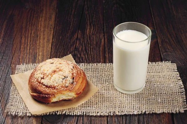 Zsemle és a tej — Stock Fotó