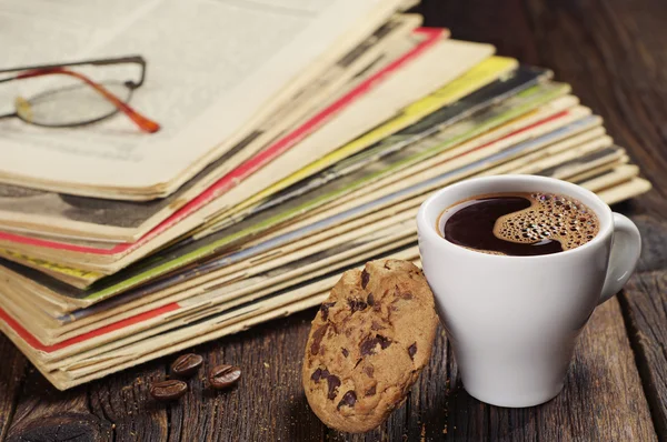 Xícara de café e revistas antigas — Fotografia de Stock