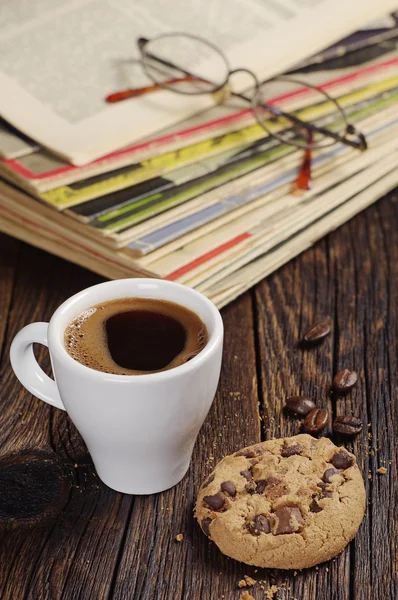 Coffee cup and old magazines — Stock Photo, Image