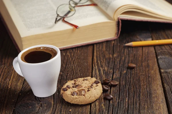 Xícara de café e livro velho — Fotografia de Stock