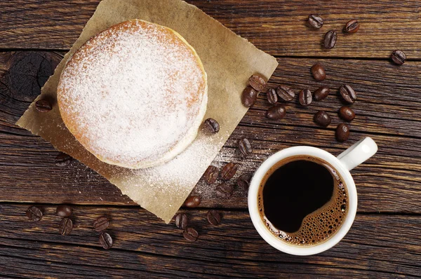 Kaffe och munk med strösocker — Stockfoto