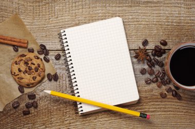 Not defteri ve çikolata kurabiye kahve 