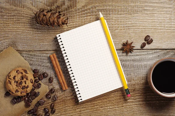 Defter ve çerezler ile kahve 