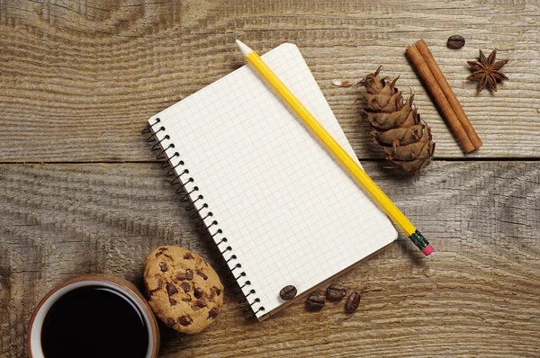 Kladblok en koffie met cookies — Stockfoto