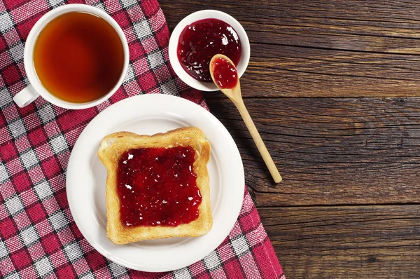 Toast with jam and tea — Stock Photo, Image