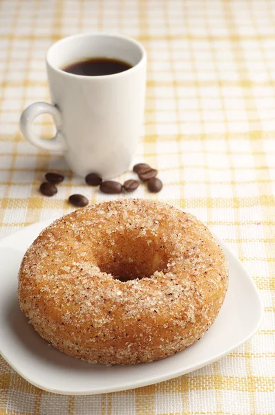Сладкий пончик и кофе — стоковое фото