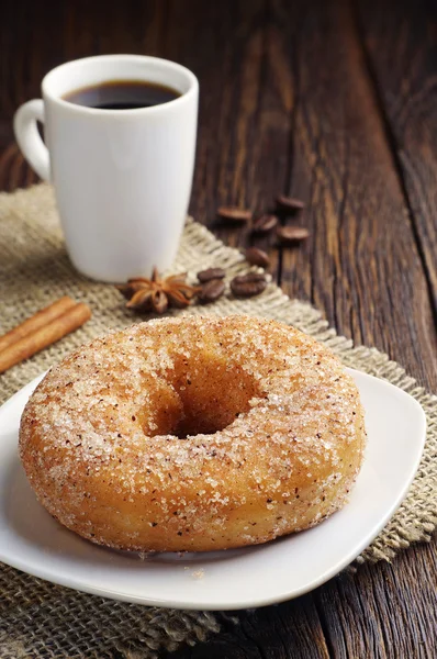 Ciambella e caffè nero — Foto Stock