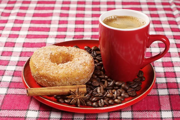 Тарелка с пончиком и кофе — стоковое фото