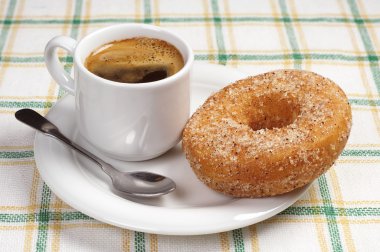 Çörek ve kahveyle kahvaltı.