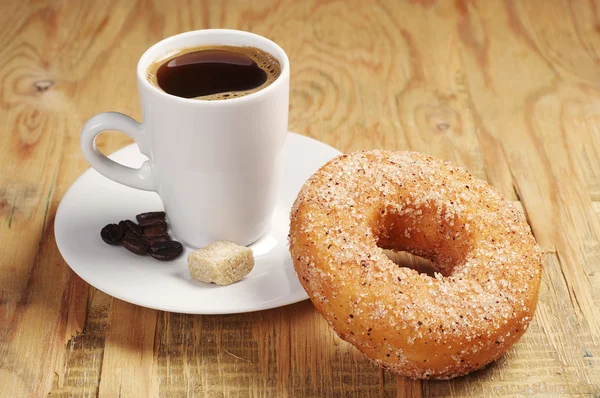 Rosquilla y taza de café — Foto de Stock