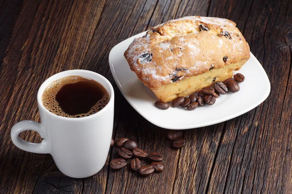 Kahvi ja leivos — kuvapankkivalokuva