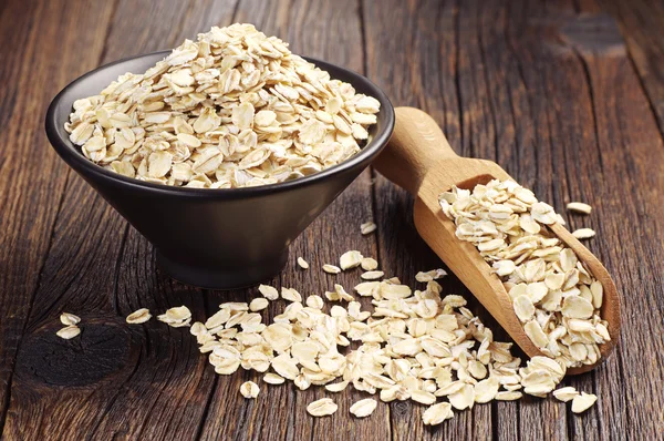 Farina d'avena in ciotola e misurino — Foto Stock