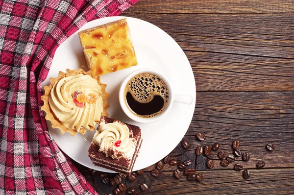 달콤한 케이크와 커피 — 스톡 사진