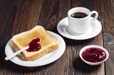 Reçelli tost ve kahve.