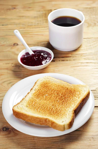 Toast met jam en koffie beker — Stockfoto