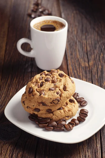 Schokoladenkekse und Kaffee — Stockfoto