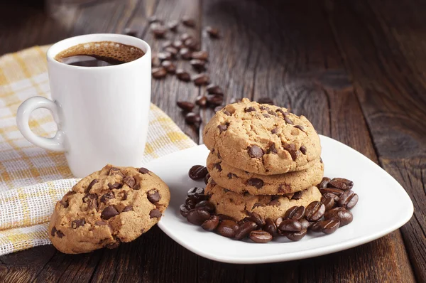 Cookies i plattan och kaffe kopp — Stockfoto