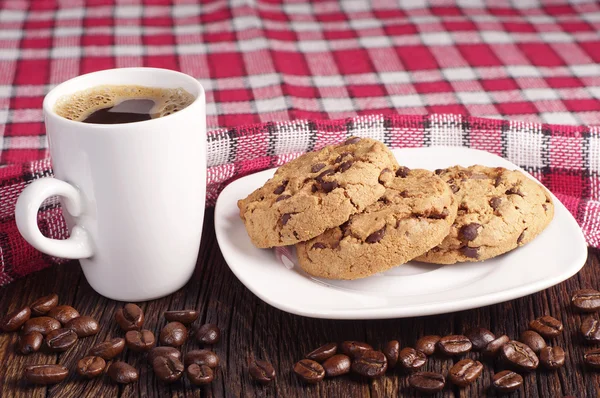 Bolinhos em placa e xícara de café — Fotografia de Stock
