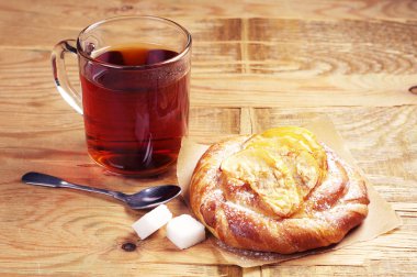 Kahvaltı için çörek ile çay