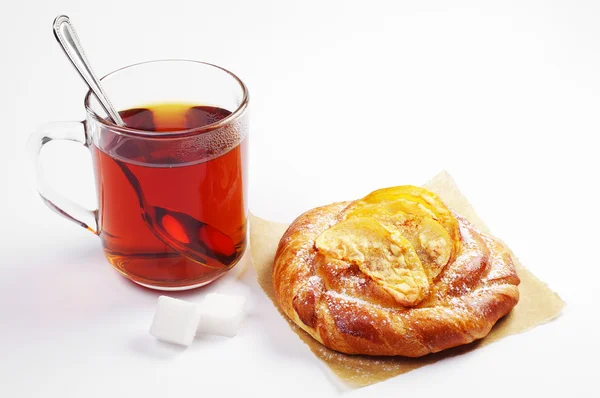 Bun with apples and tea — Stock Photo, Image