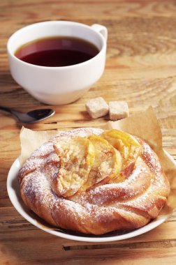 Kahvaltı için çörek ile çay