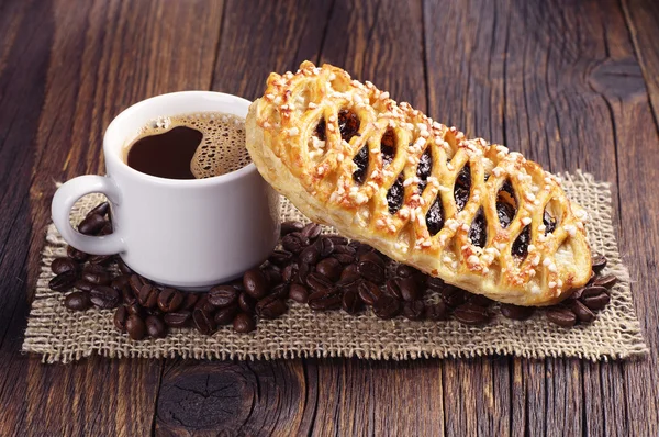 Brötchen mit Marmelade und Kaffee — Stockfoto