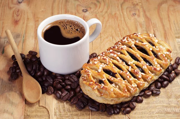 Kaffekopp och söt bulle — Stockfoto