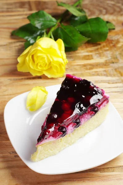 Kuchen und Rose — Stockfoto