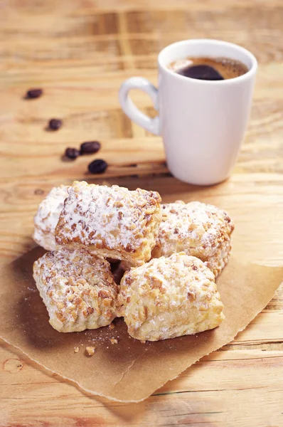 Biscuits feuilletés sucrés aux noix et café — Photo