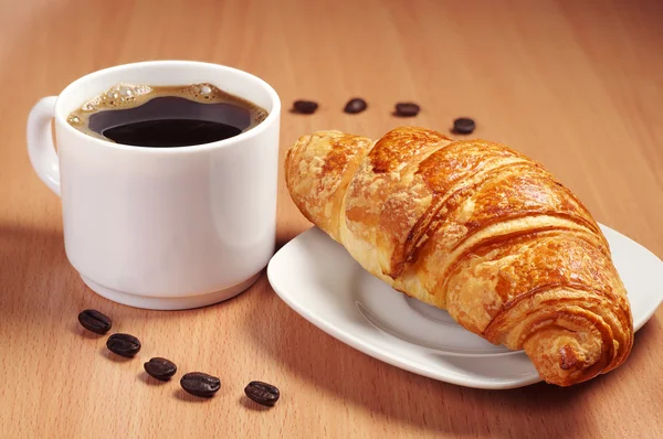 Croissant en koffie — Stockfoto