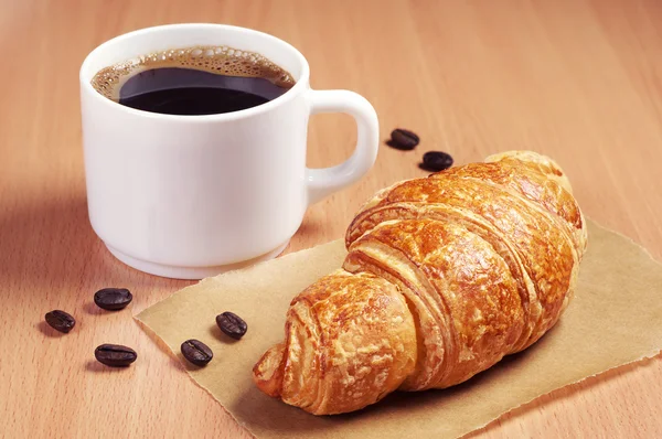 Copa de café y croissant —  Fotos de Stock