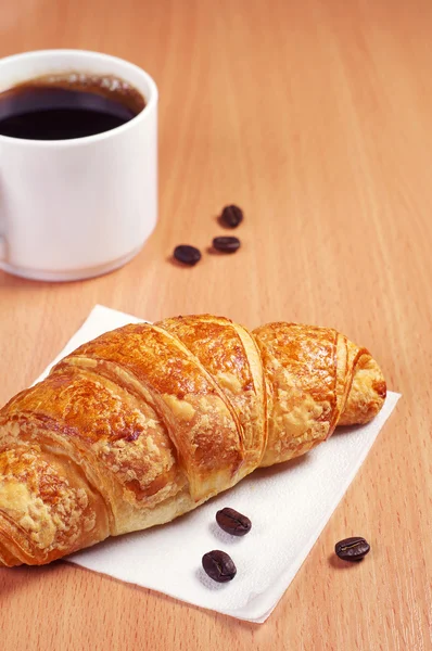 Croissant und Kaffeetasse — Stockfoto
