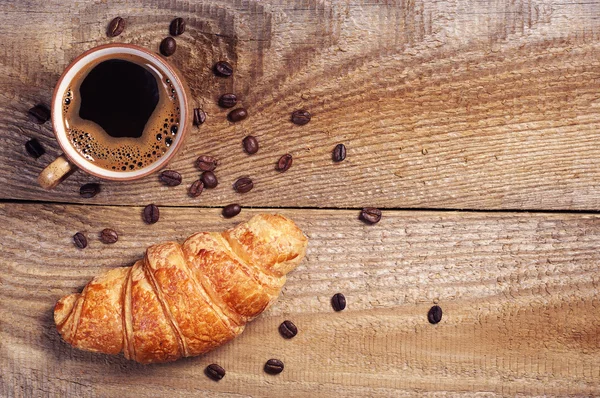 Taza de café caliente con croissant —  Fotos de Stock