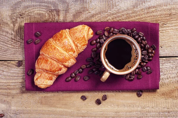 Croissant en koffie — Stockfoto