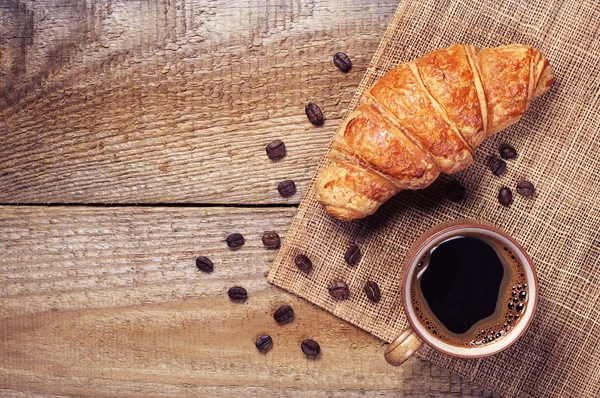 Kaffee und Croissant zum Frühstück — Stockfoto