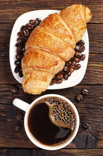 Šálek kávy s croissantem — Stock fotografie
