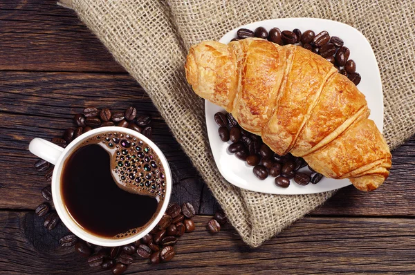 Xícara de café com croissant — Fotografia de Stock