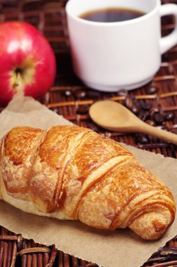 Kruvasan, kahve ve elma 