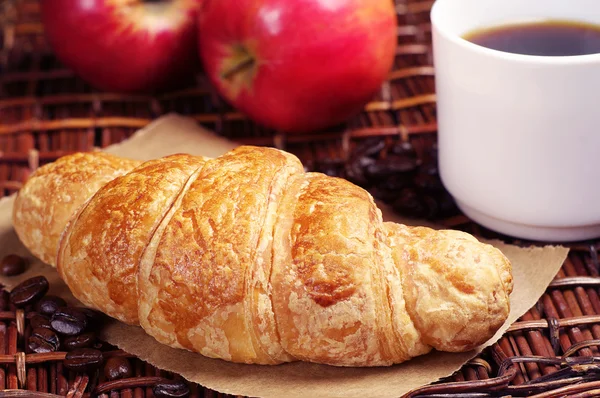 Croissant with coffee and apples — Stock Photo, Image