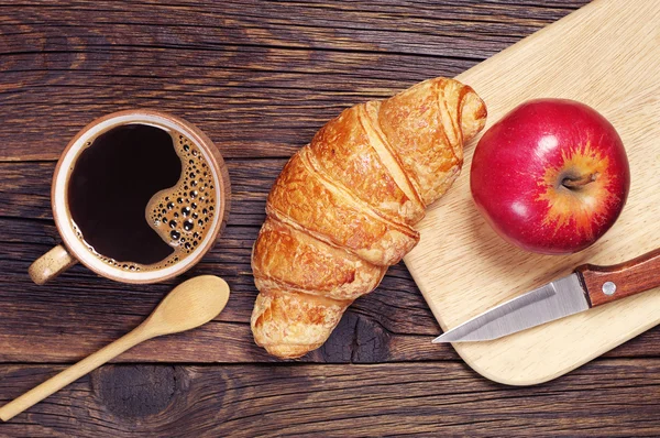 Croissant med kaffe och äpplen — Stockfoto