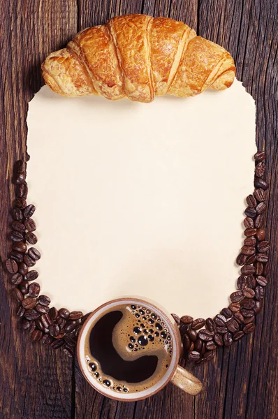 Kopje koffie, croissant en papier — Stockfoto