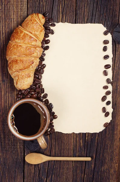 Kaffe, croissant och gamla papper — Stockfoto