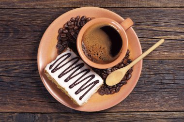 Kahve ve krem kek ile plaka