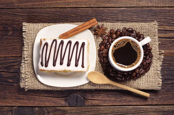 Coffee and creamy cake with chocolate — Stock Photo, Image