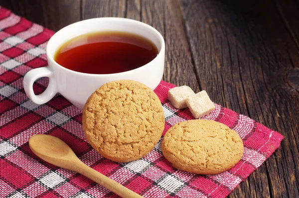オートミール クッキーと紅茶カップ — ストック写真