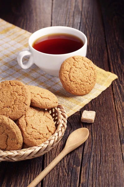 Biscoito de aveia e xícara de chá — Fotografia de Stock