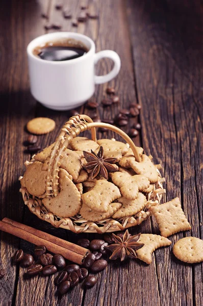 Küçük dekoratif kurabiye ve kahve — Stok fotoğraf